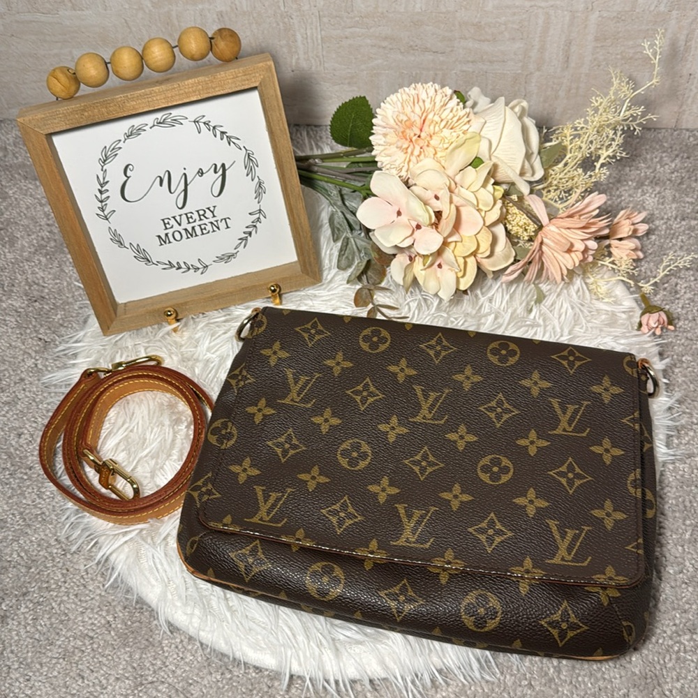 💯 Authentic Louis Vuitton Mussette Tango Shoulder bag